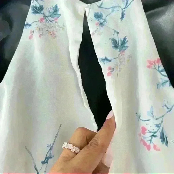 LUSH WHITE  FLORAL SATIN SLEEVELESS TOP SIZE SMALL - Picture 4 of 6